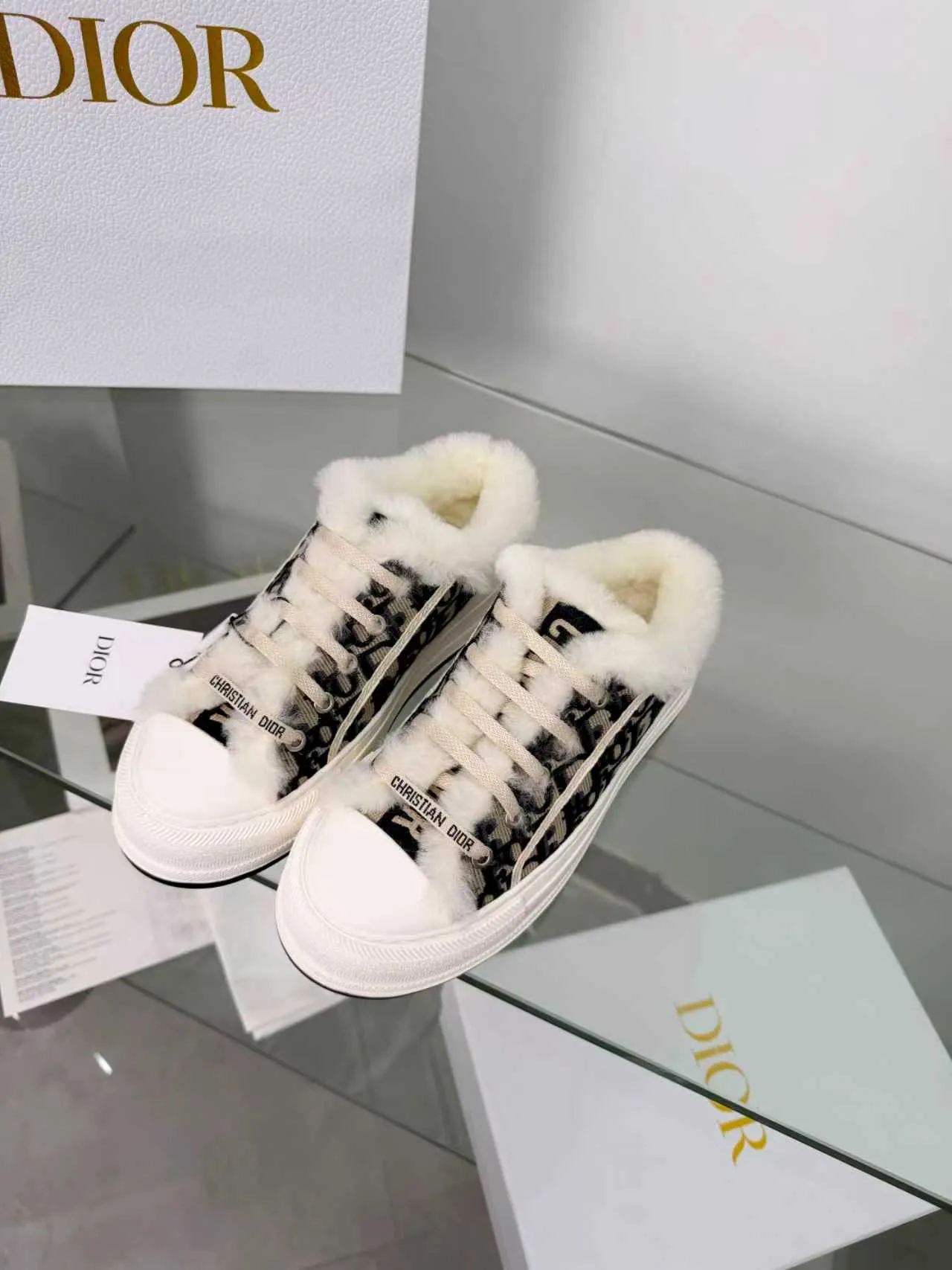 Men's men's shoes pP540! 𝐃𝐈𝐎𝐑 𝐖𝐚𝐥𝐤'𝐧 Dior Presbyopia Embroidery Wool Thick Sole Canvas Shoes Casual Sneakers (Half Flop) These Walk'n'Dior thick sole sneakers are a fashionable piece that elevates the collection. Oblique printed cotton embroidered upper with comfortable platform sole, tongue and Christian Dior Paris signature laces. Bottom thickness 4.5CM Size: Women's 35-41